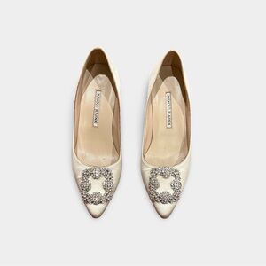 Manolo Blahnik HANGISI 70
Off-White Satin Jewel Buckle